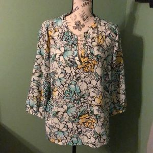 ⬇️Great blouse for work or dressing up!